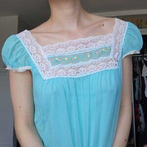 Gorgeous vintage 60s babydoll blue & white ruffled flowy night gown with flowers